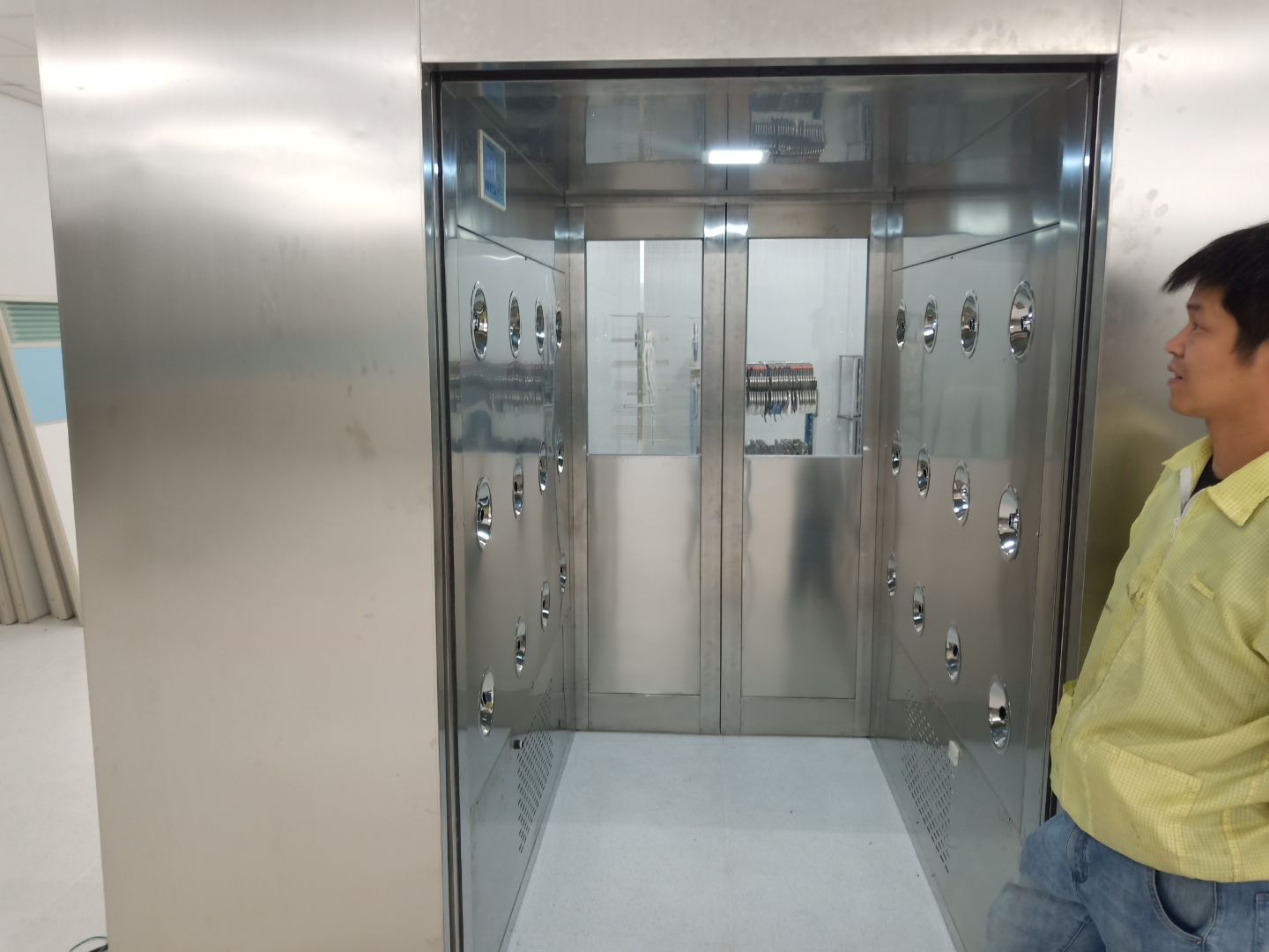 包裝制品廠風(fēng)淋室：風(fēng)淋室在牛奶車間的應(yīng)用有哪些？