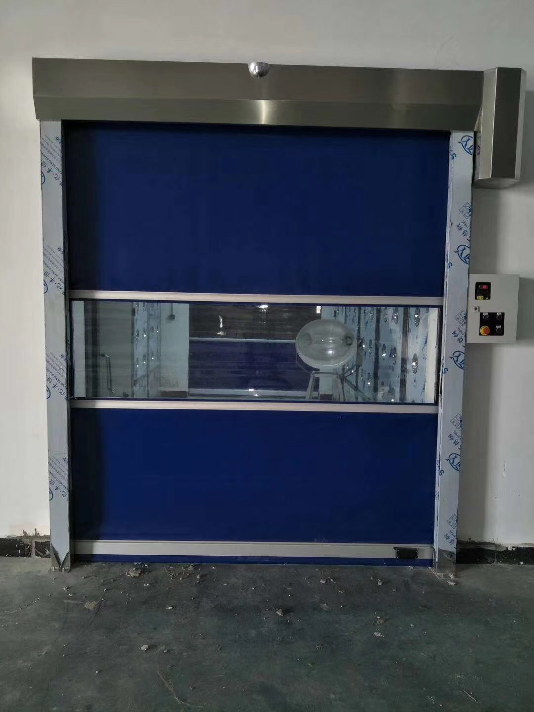 風(fēng)淋室(雙人風(fēng)淋門)在光伏行業(yè)的應(yīng)用