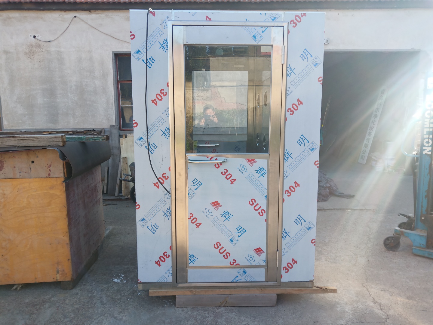 員工在使用風(fēng)淋室(風(fēng)淋通道)時(shí)需要經(jīng)過哪些步驟